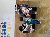 どうぶつたいそうを踊る子ども