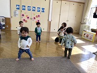 どうぶつたいそうを踊っている０歳児全員の様子