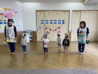 １歳児クラスパフォーマンスを始める前の整列