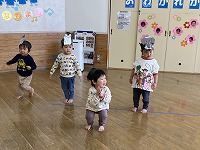 できるかなたいそうを全員で踊っている様子
