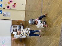 できるかなたいそうを踊っている子ども