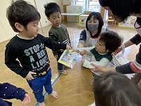 プレゼント交換をする子どもたち