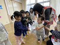 プレゼント交換をする子どもたち