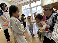 プレゼント交換をする子どもたち