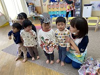 プレゼントを渡す前にありがとうの気持ちを伝えている子どもたち