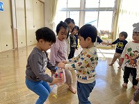 プレゼント交換をする子ども