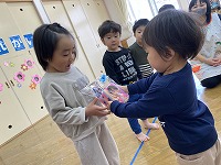 プレゼント交換をする子ども