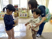 プレゼント交換をする子ども