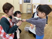 プレゼント交換をする子どもたち