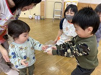 プレゼント交換をする子どもたち