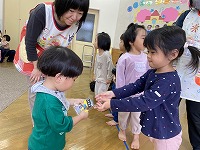 プレゼント交換をする子どもたち