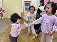 プレゼント交換をする子どもたち