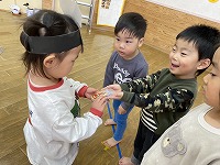 プレゼント交換をする子ども
