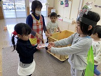 プレゼント交換をする子ども