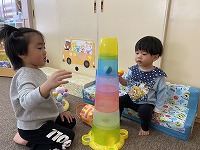 おもちゃで遊んでいる