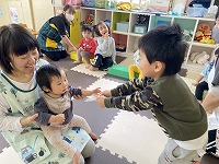 プレゼント交換をする子どもたち