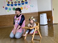 誕生会の主役を紹介する先生