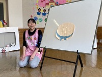 パネルシアターのケーキ作りの説明をする先生