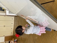 イチゴのイラストを貼る子ども
