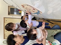 クリームとイチゴのイラストを貼る子ども