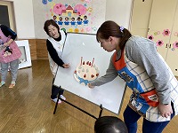 ろうそくを貼る先生たち