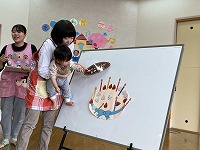 最後に大きなチョコレートのプレートのイラストを貼る子ども
