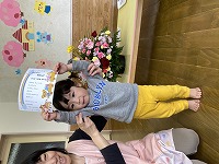 修了式で修了証をもらっている