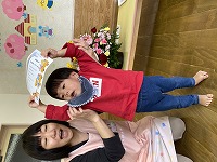 修了式で修了証をもらっている