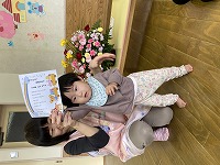 修了式で修了証をもらっている