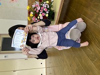 修了式で修了証をもらっている