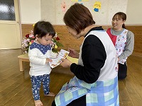 修了式で修了証をもらっている