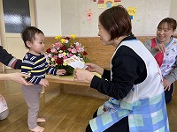 修了式で修了証をもらっている