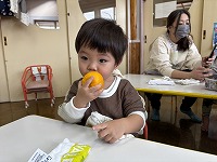 ゆずを触っている子ども