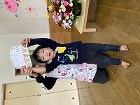 卒園式で修了証をもらっている