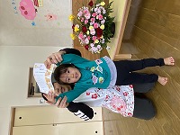 修了式で修了証をもらっている