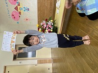 卒園式で修了証をもらっている