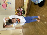 修了式で修了証をもらっている