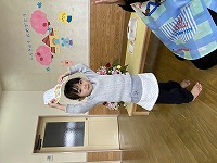 修了式で修了証をもらっている