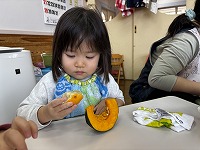 かぼちゃを触っている子ども