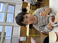 おやつを食べている子ども