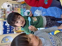 雪遊びをする子ども