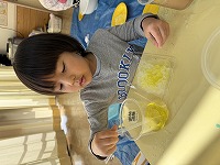 雪遊びをする子ども