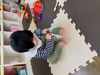 オモチャで遊んでいる
