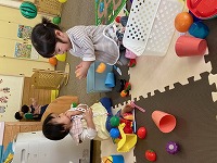 オモチャで遊んでいる