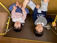 お部屋で遊んでいる