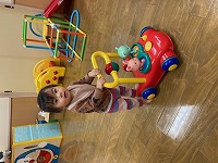車で遊んでいる