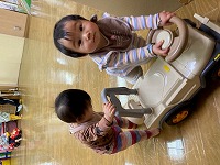 お部屋で遊んでいる
