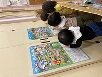 お部屋で遊んでいる