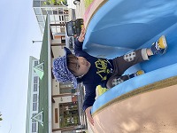 すべり台をすべっている男の子