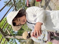 お花をじっと見つめている女の子